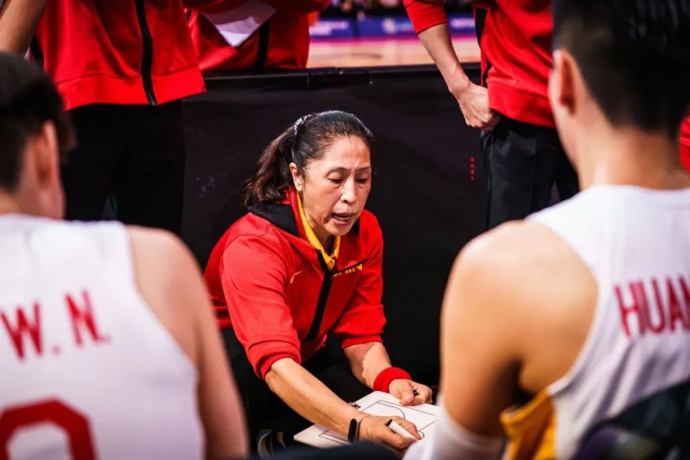 成为郑薇女篮国家队的首位女性主教练背后