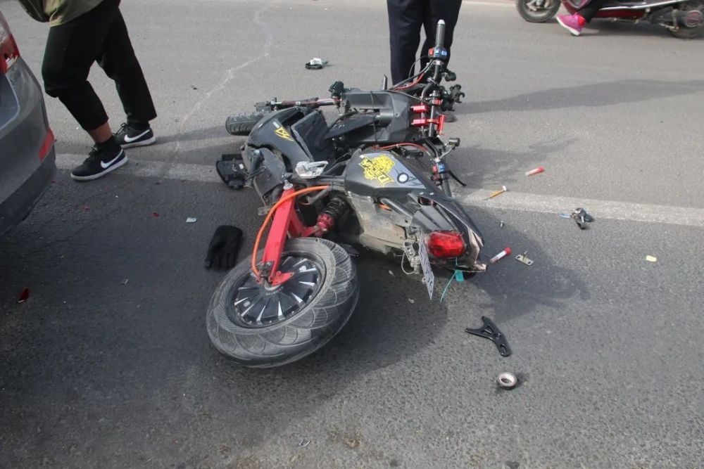 电动车追尾小轿车,受伤还要负全责!_腾讯新闻