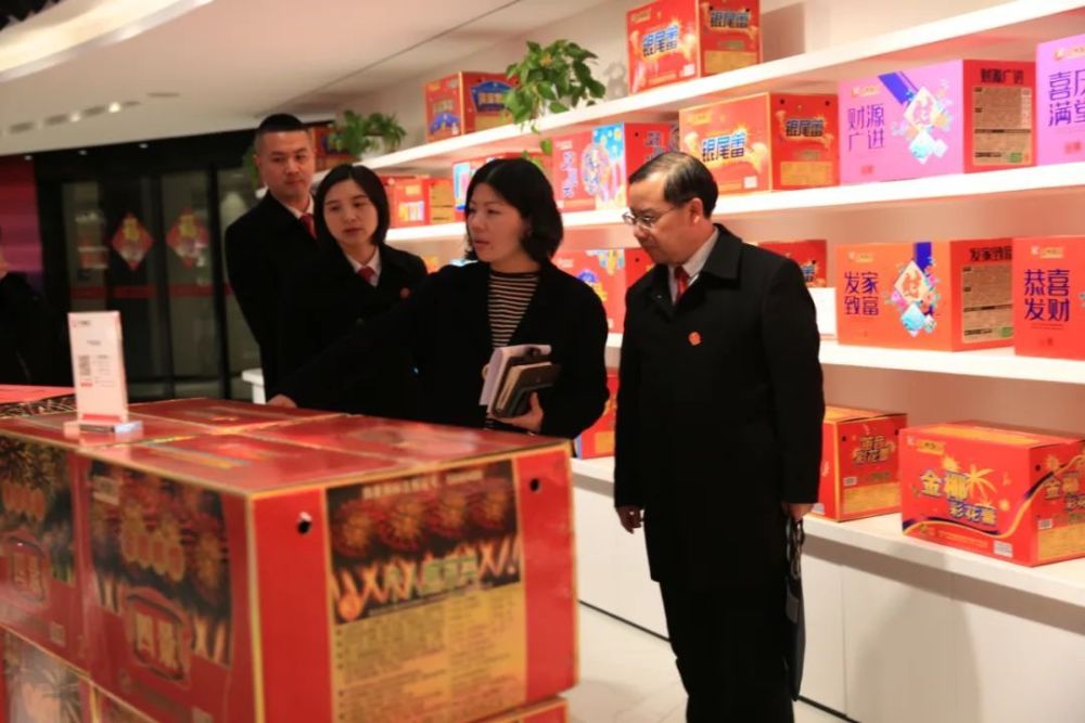 近日,浏阳市人民法院干警来到浏阳市重点烟花企业浏阳市中洲烟花集团