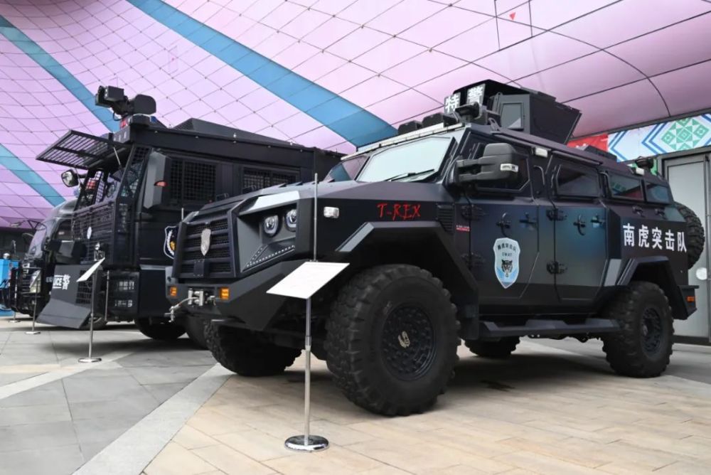 车辆展示区热闹非凡,往日里难得一见的装甲车,水炮车,冲锋车惊艳亮相