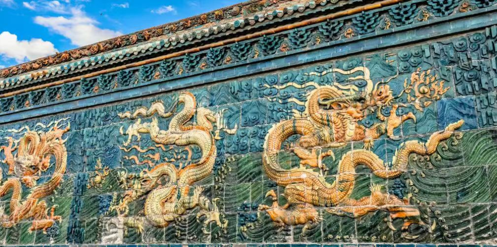 九龙壁 "龙壁之城"的瑰宝代王府位于大同古城东北隅,坐北朝南,呈长