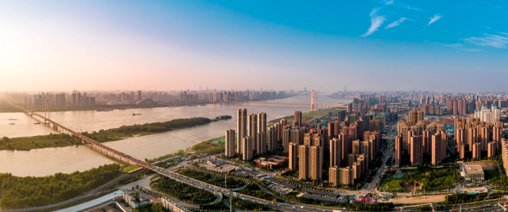 在区域"一主两副一新城一绿洲" 的重大区域空间布局中,青菱生态科技城