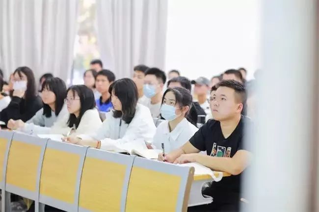 实习“一岗难求”，如何让大学生迈好实习这一步？_腾讯新闻