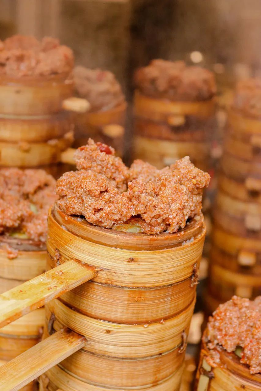 万州格格多用土豆打底,其上放置裹满辛香料和米粉的排骨,羊肉,牛肉