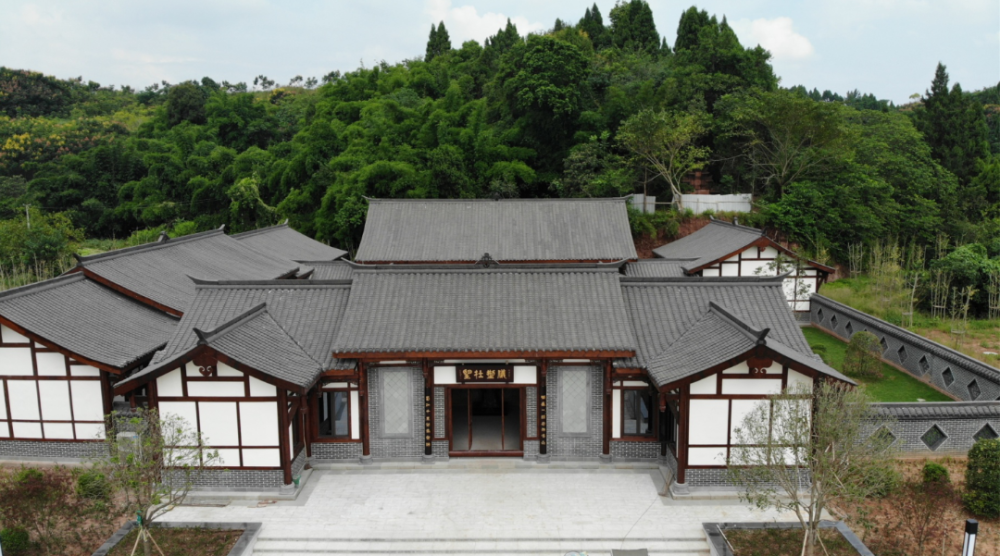 建筑以中式四合院布局,结合四川民居建筑制式特点,集文物陈列,讲经