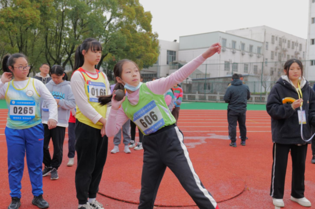 小学生扔铅球图片