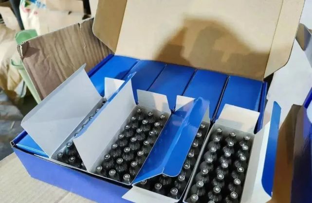 并在"笑气"加工窝点当场缴获成品"笑气"65箱,用于罐装的大钢瓶260瓶
