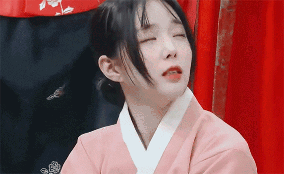 而这时,只见她双手抬到胸前,露出茶里茶气清纯无辜的表情.