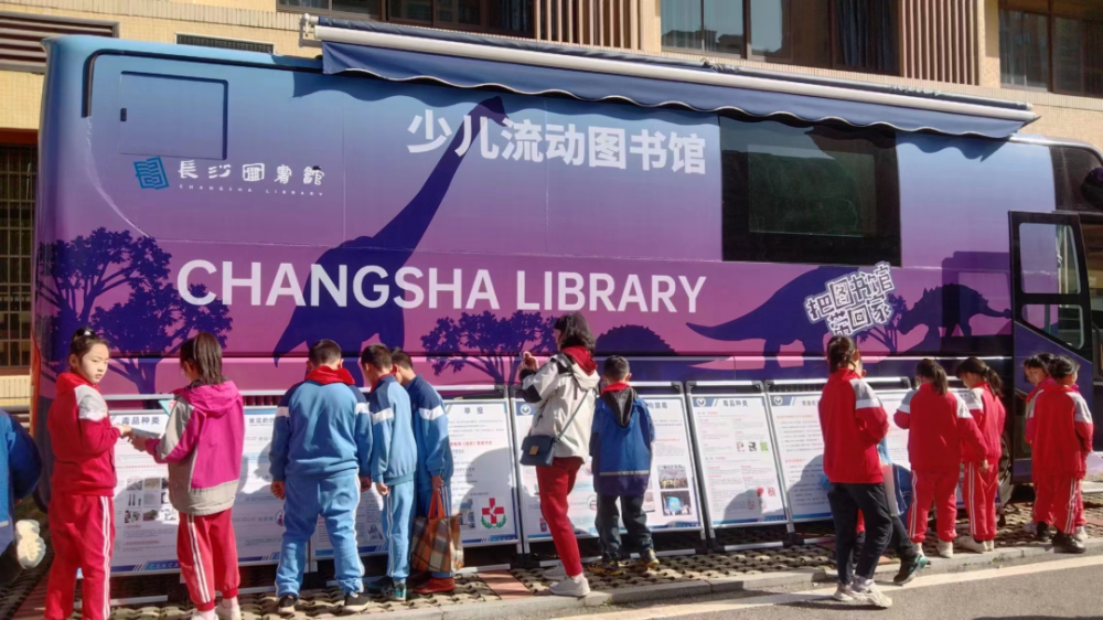 以市图书馆流动图书车在全市开展阅读服务进社区,学校,企业活动为契机
