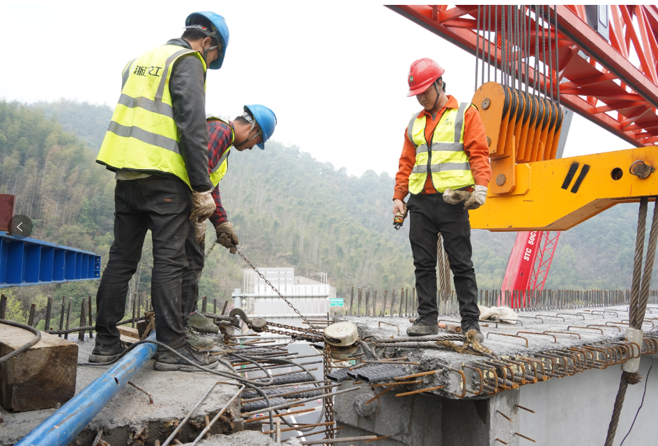 遂昌528国道完成总进度65%!顺利完成首片上跨溧宁高速架梁