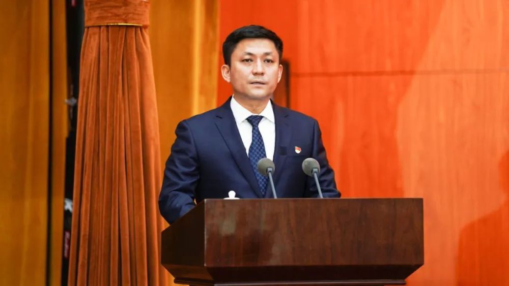 白春雷向宪法庄严宣誓.