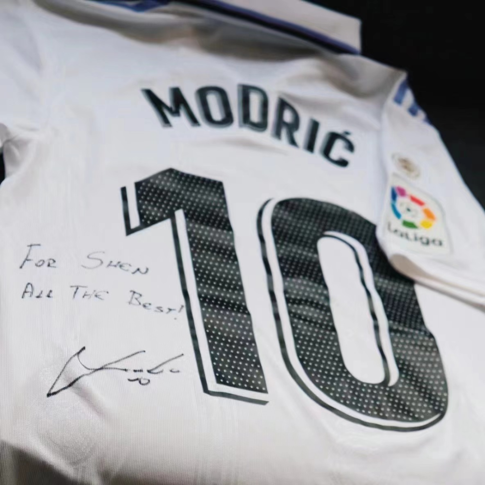 梦幻联动沈梦雨直播收到莫德里奇签名球衣