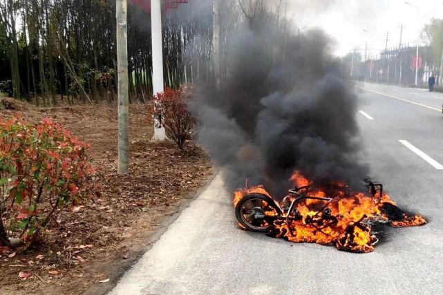 盐城市一辆行驶中的电动车突然起火