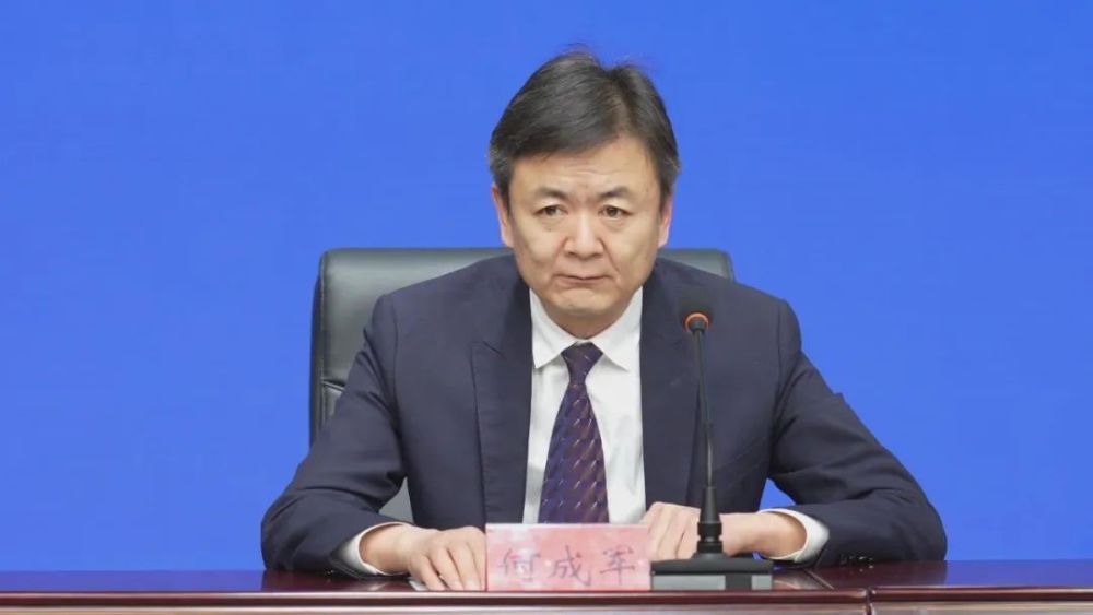 现在,请哈密市人民政府副秘书长,办公室主任何成军介绍哈密市大力实施