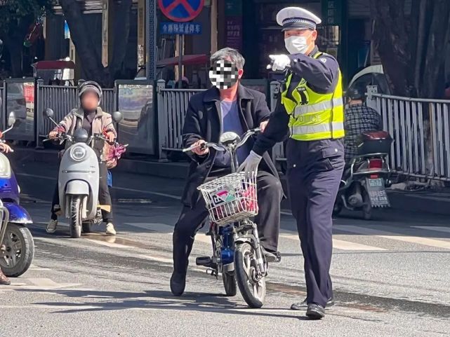 嚴查,嚴糾兩輪電動自行車,摩托車駕乘人員不佩戴安全頭盔等交通違法