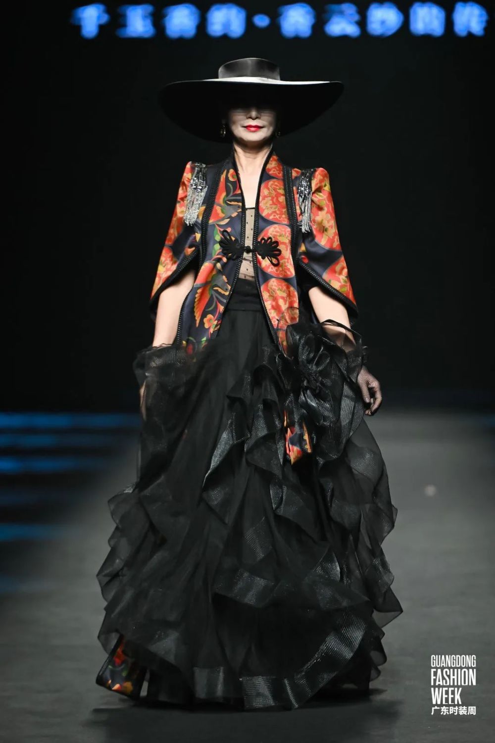 时尚奶奶演绎传奇香云纱,气场大开!_腾讯新闻