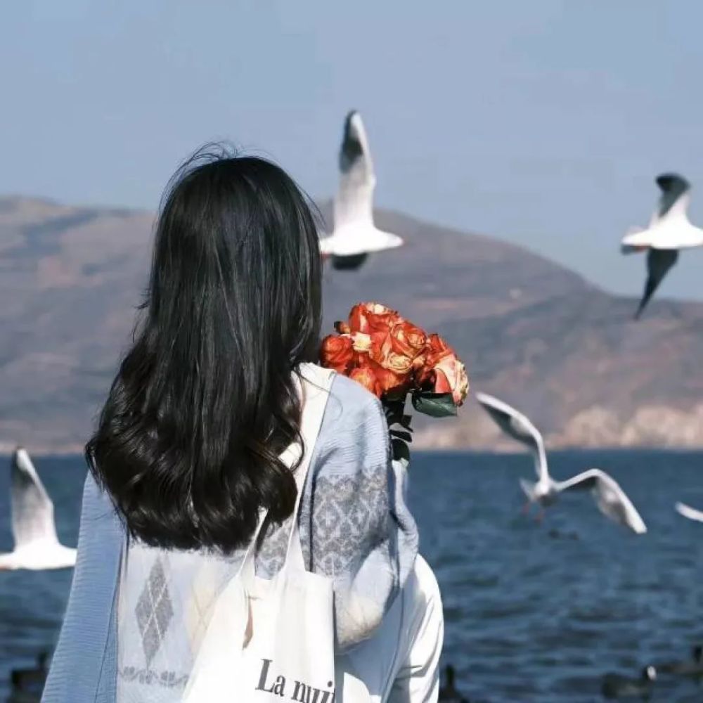 女生头像背影捧花女生头像