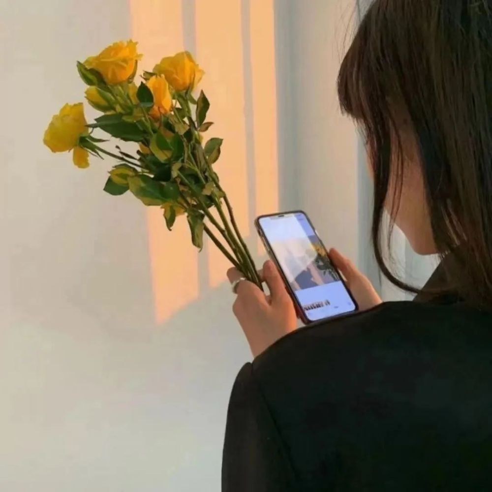 女生头像背影捧花女生头像