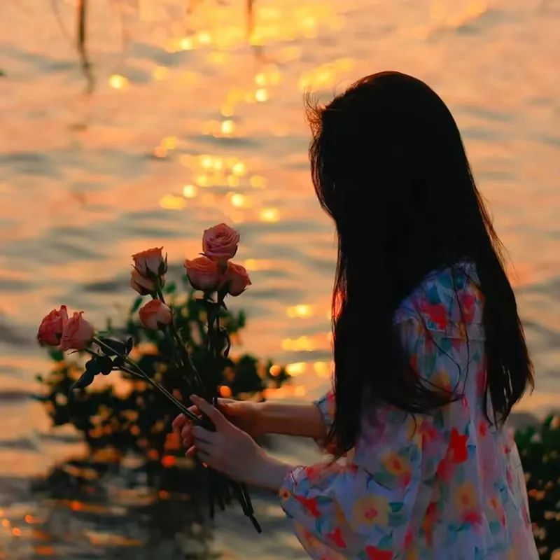 女生头像背影捧花女生头像