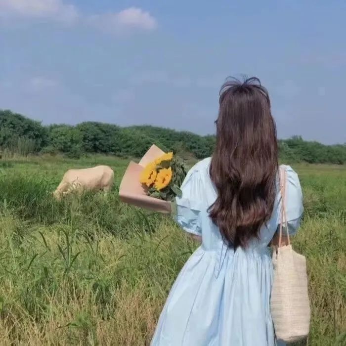 女生头像背影捧花女生头像