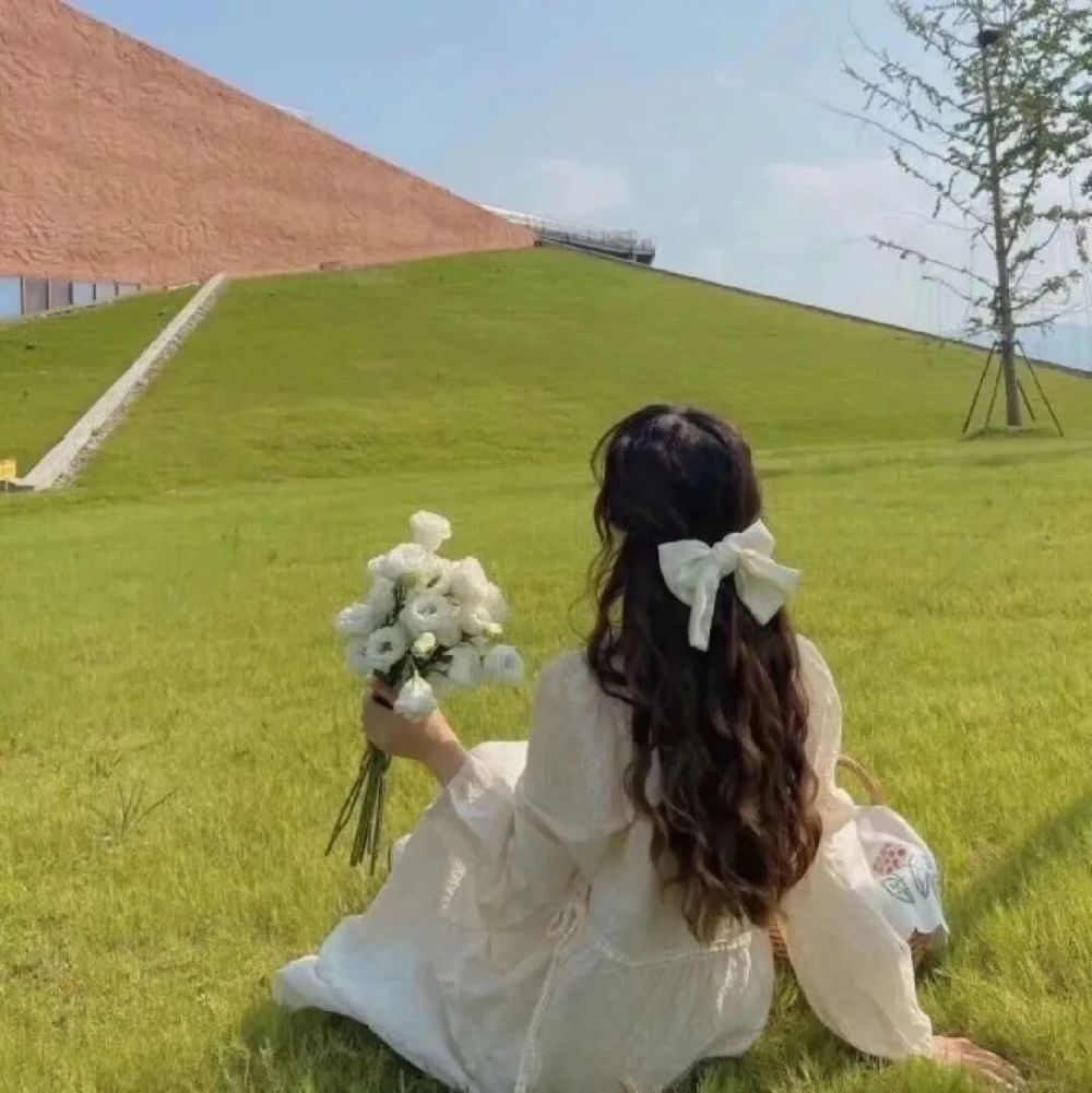 女生头像背影捧花女生头像