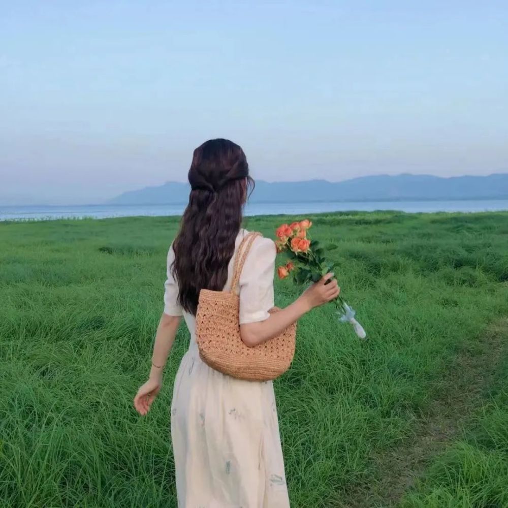 女生头像背影捧花女生头像