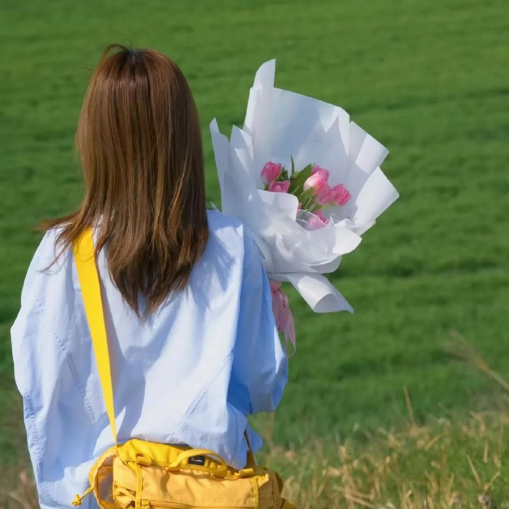 女生頭像背影捧花女生頭像