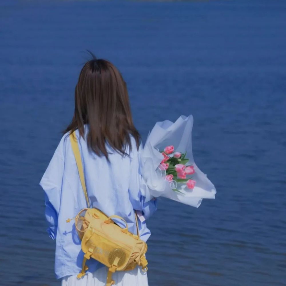 女生头像背影捧花女生头像