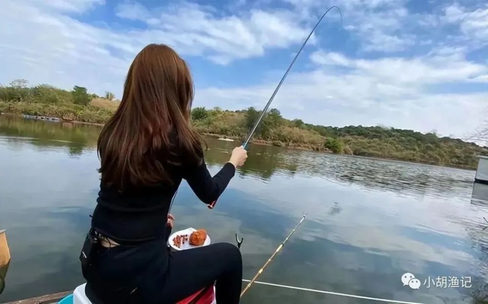 火辣身材渔获夸张,到底是钓鱼还是钓人?_腾讯新闻