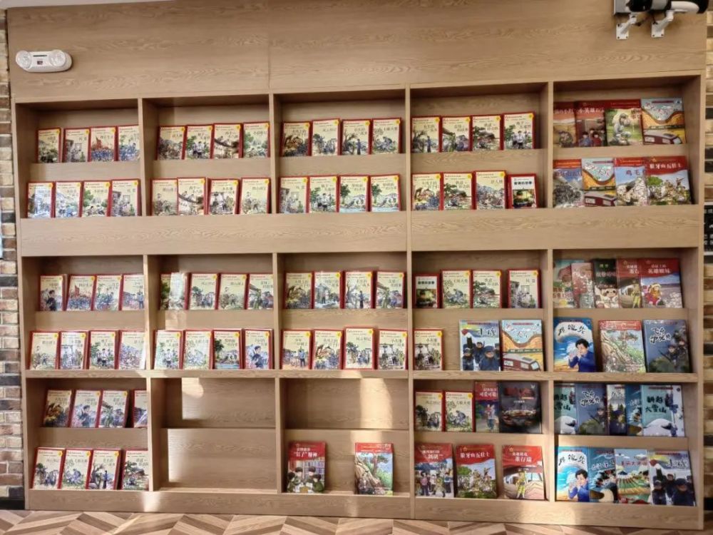 图书馆内拥有纸质图书,报刊6万余册及海量电子资源