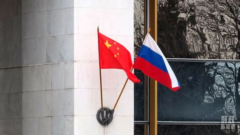 俄罗斯联邦政府大厦门口两侧悬挂中俄两国国旗.
