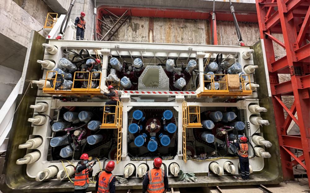 深圳12号线二期沙三站大断面盾构顶管机吊装下井!