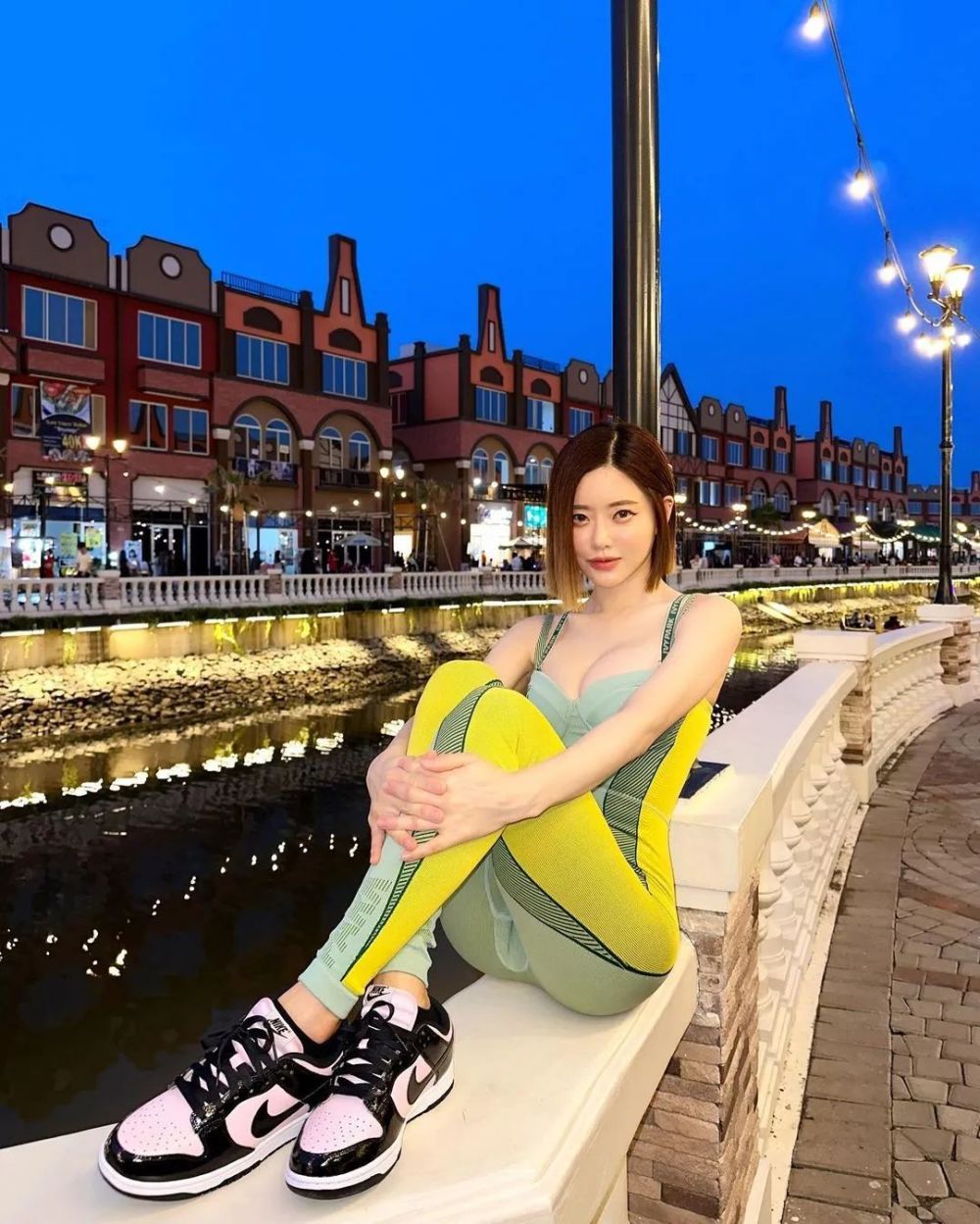 dj soda 新癖好?"透视紧身衣"撩翻百万网友!坐劳斯莱斯也不忘晒鞋!