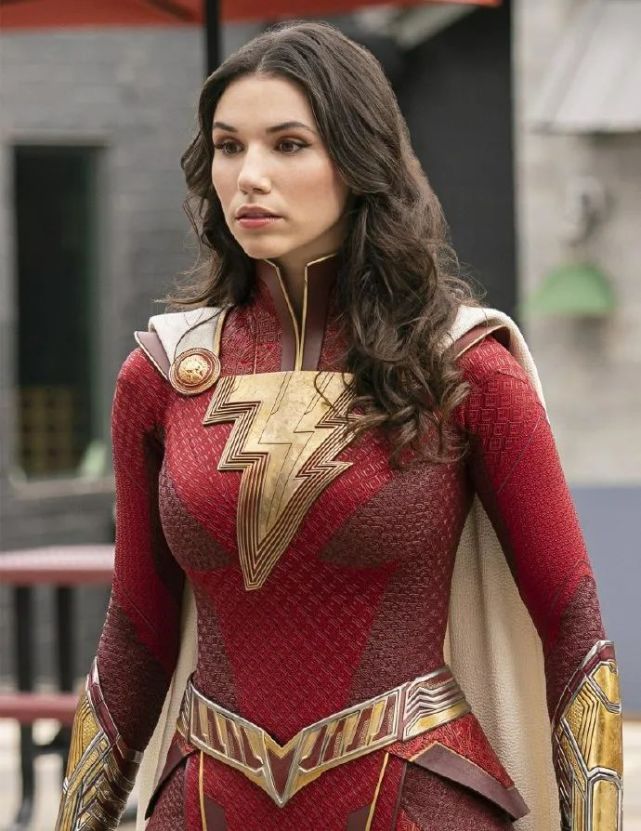 在此前的采访中,格蕾丝也谈到过自己在《沙赞2》中的演出,为了饰演