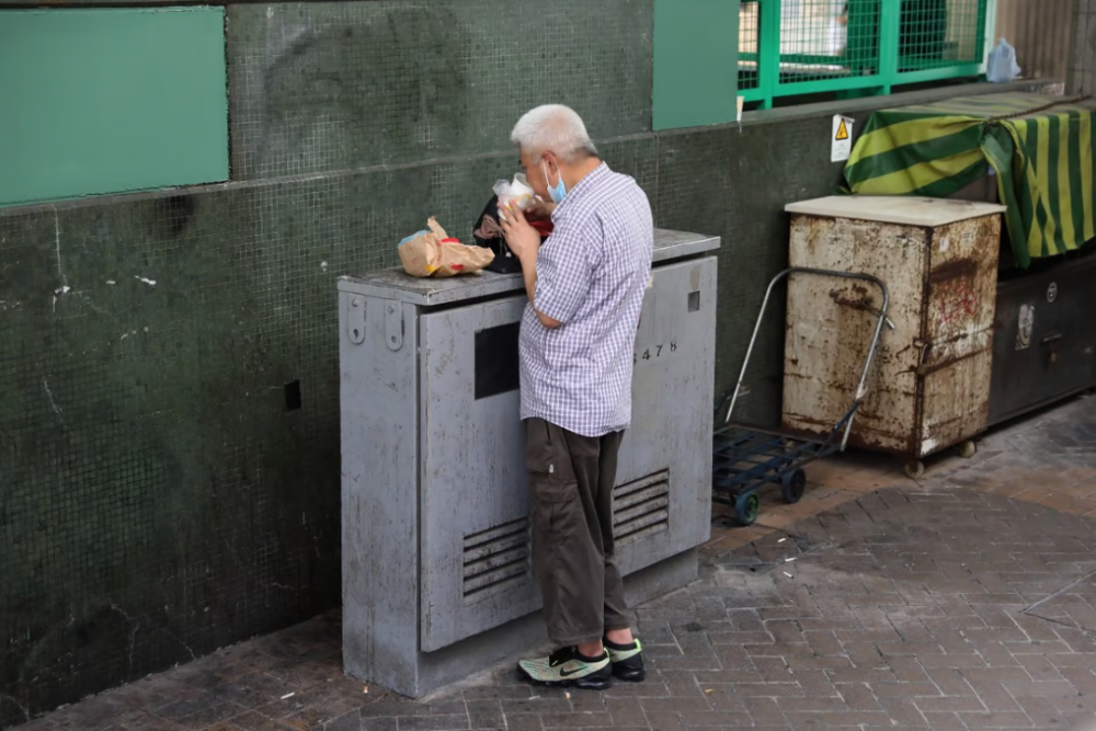 17元的盒飯成了香港窮人的救命稻草