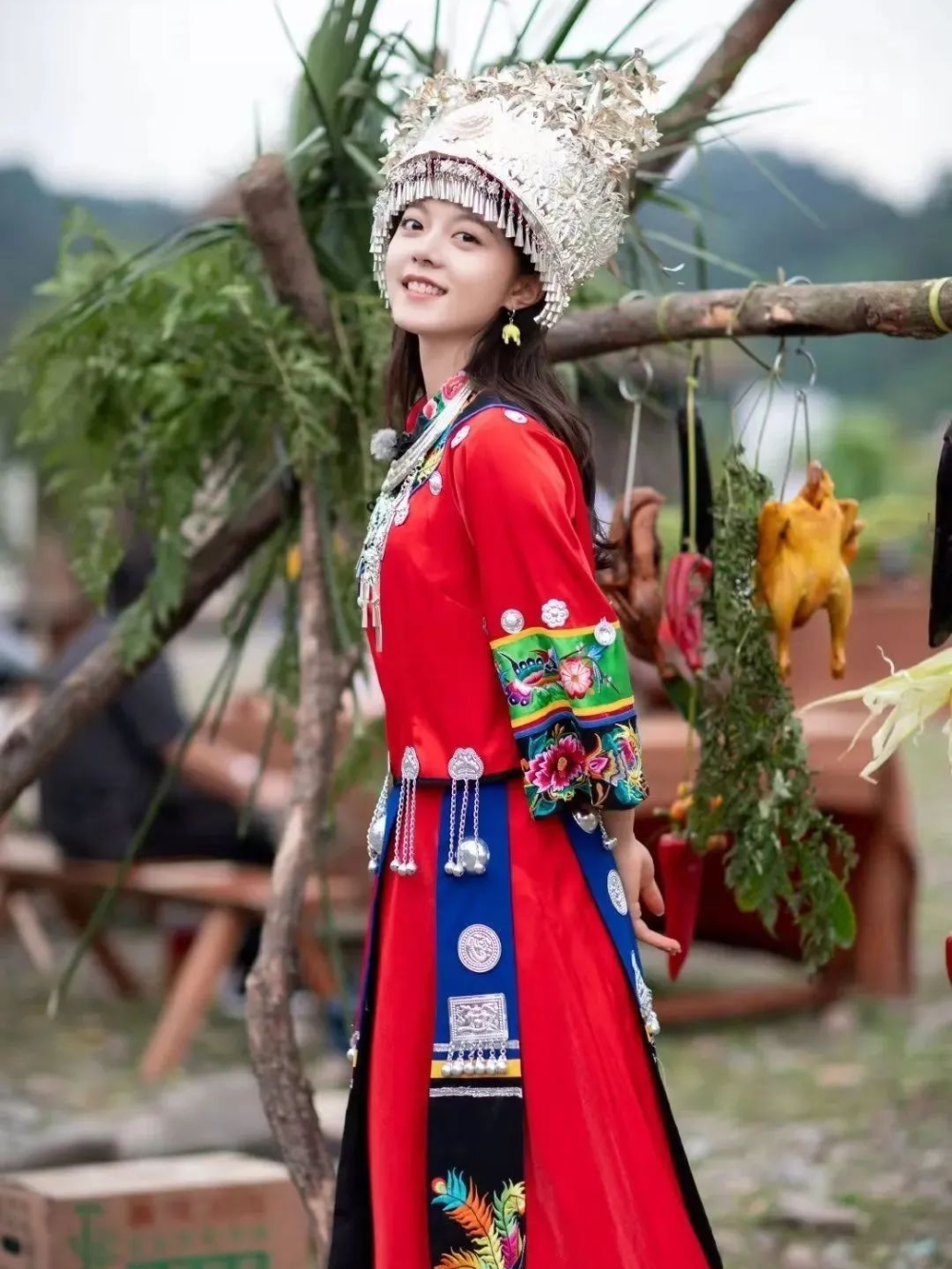 美上热搜的苗族造型真重