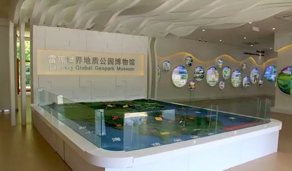雷琼世界地质公园博物馆位于湖光岩景区西大门约100米处,是湖光岩的