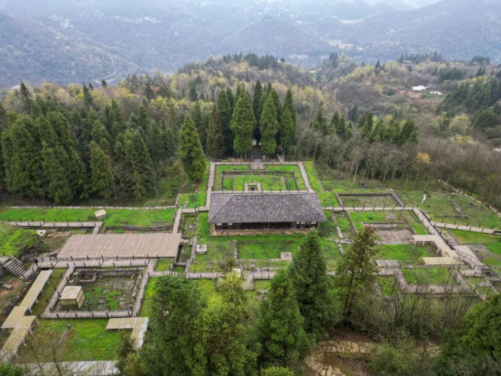 海龙屯遗址位于遵义市汇川区境内的龙岩山东麓,是中国西南地区历史最