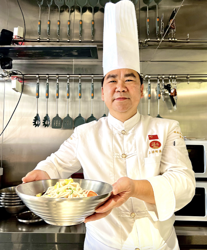 而"大佬辉渔面"的创始人梁锦辉大厨,就是顺德鱼面第四代传人,中国烹饪