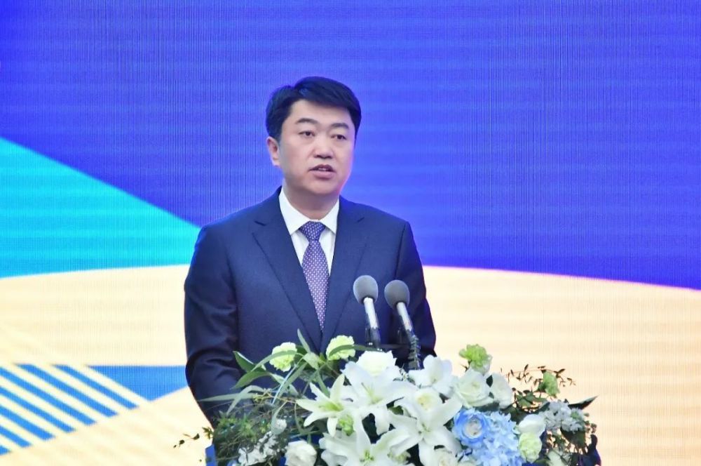 东胜区委书记高屹东出席开幕式并致辞,东胜区委副书记,区长韩涛主持