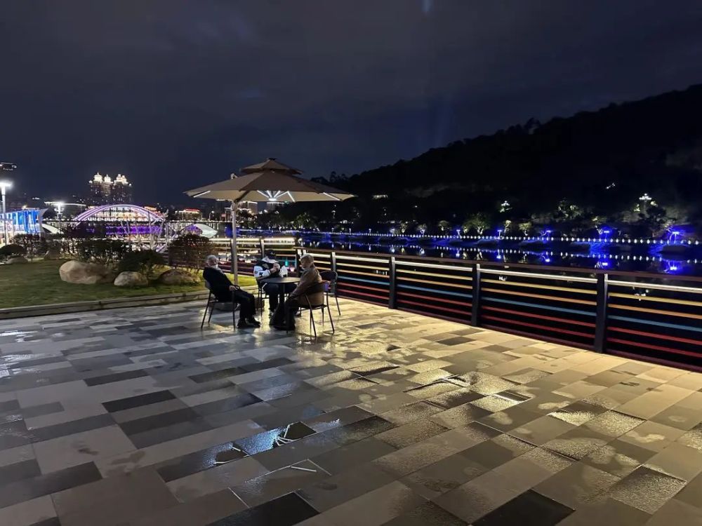 番浪漫情调……搭配龙江两岸绮丽炫目的夜景遮阳伞的暖灯亮起夜幕降临