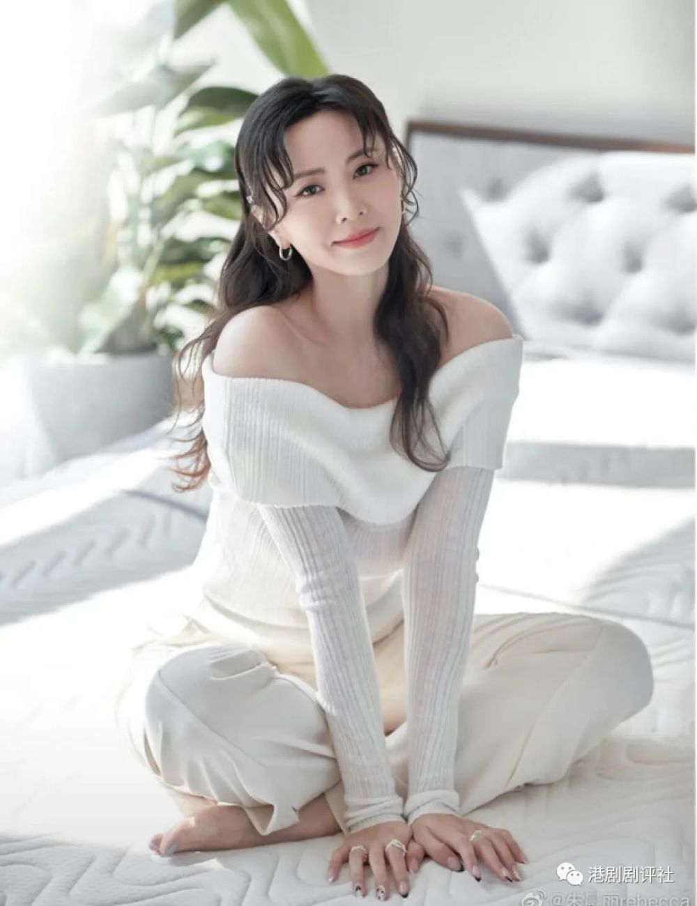 入行后的第一部电视剧便是台庆剧《名媛望族》,剧中朱晨丽饰演季小由