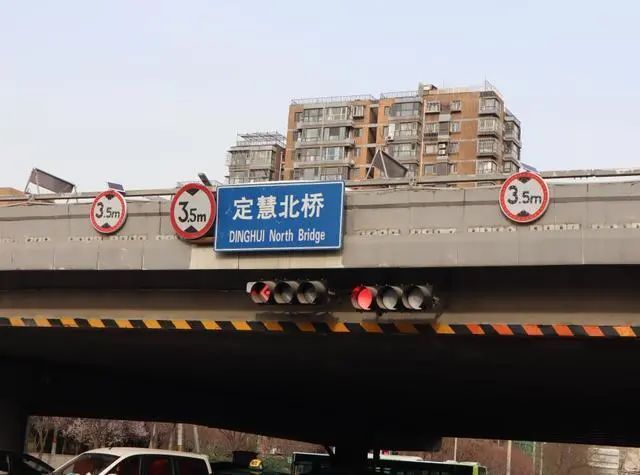“嘭——”北京一搅拌车撞上立交桥，碎石滚落一地！行车请注意这个提示牌emlog文章两列模板2023已更新(网易/知乎)