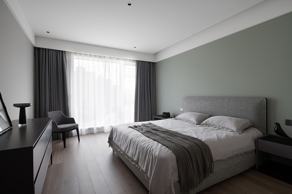 卧室跟其他空间的格调不同,在色彩搭配上选用绿色为主色调,然后再