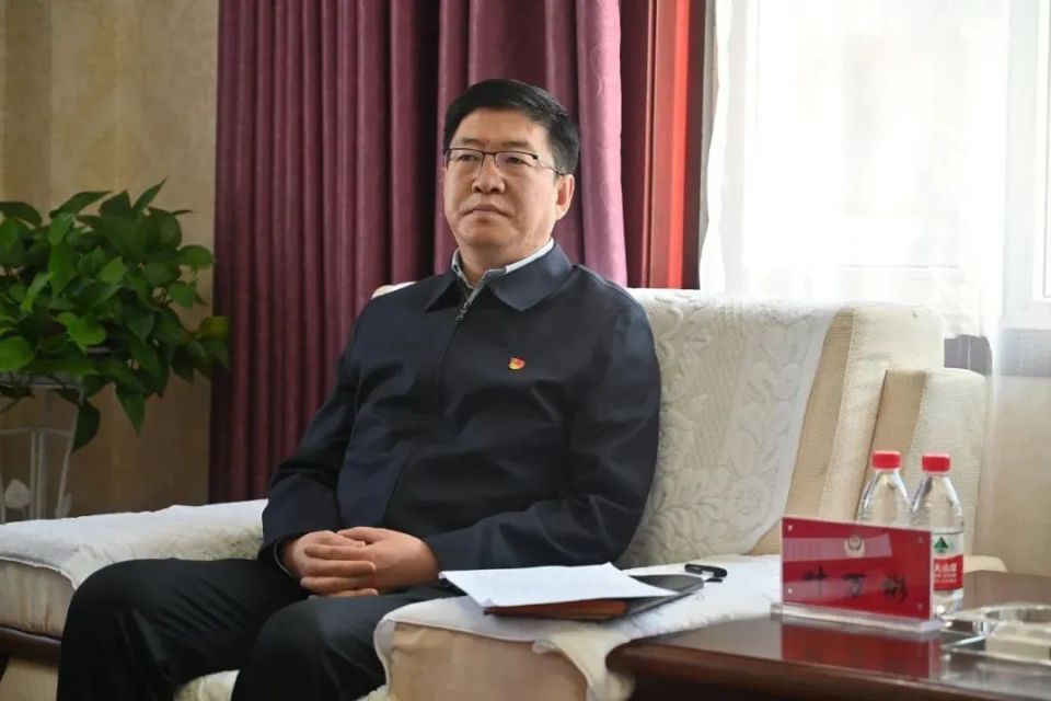 叶万彬州长亲切接见全省公安系统英雄模范立功集体果洛获奖代表