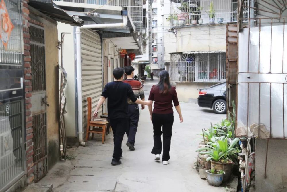 抓获9人！“站街女”梅州小巷招嫖，公安一锅端！_腾讯新闻