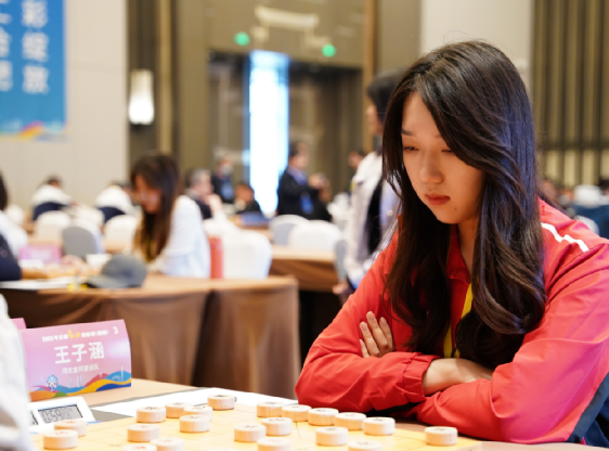 王子涵女队上台领奖此外,我省男队还获得体育道德风尚奖,王子涵在开幕