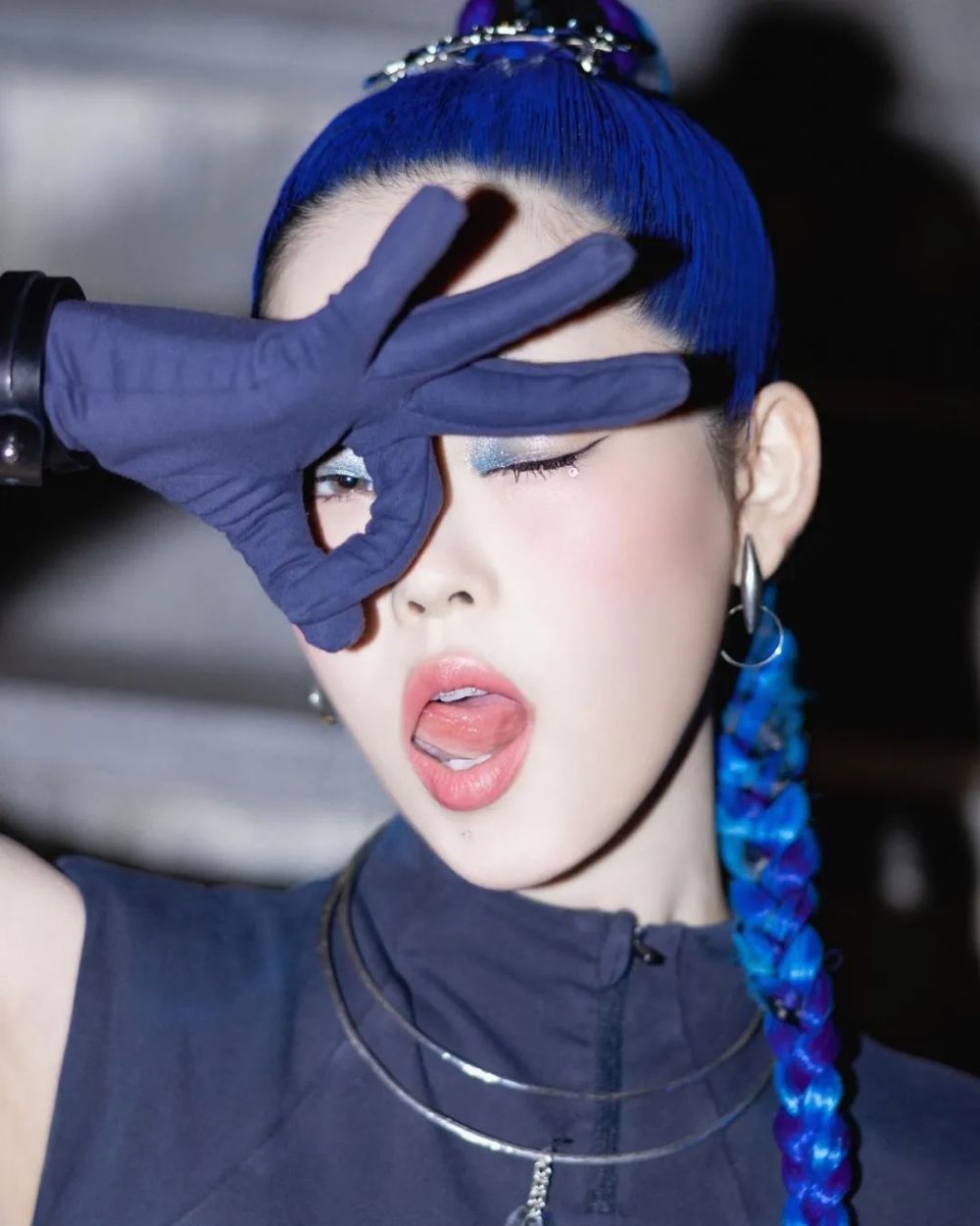 而单眼皮女孩cocona的舞台造型则是把珠光蓝色放在眼头位置,眼睛后半