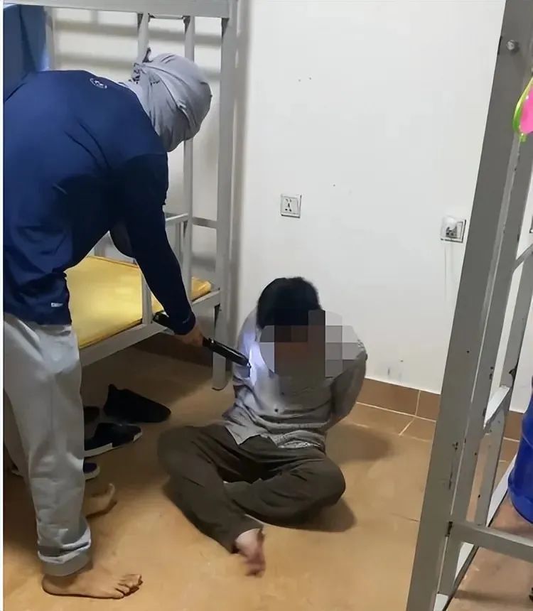 张浩被电棍电击 受访者供图进入"小黑屋",张浩每天只能吃上一顿饭