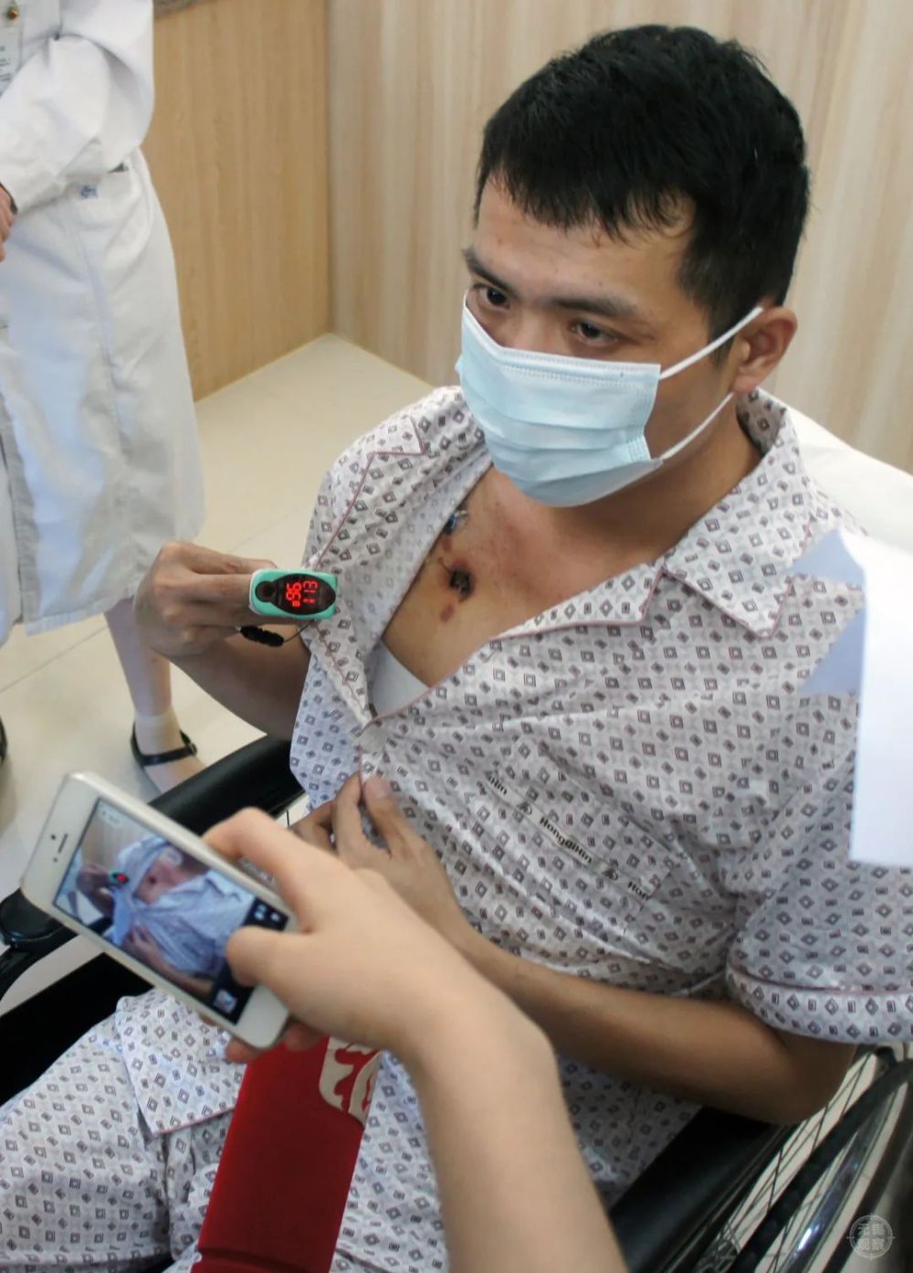 来自河南郑州的张海超,今年42岁,在患了尘肺职业病后,曾做出轰动全国